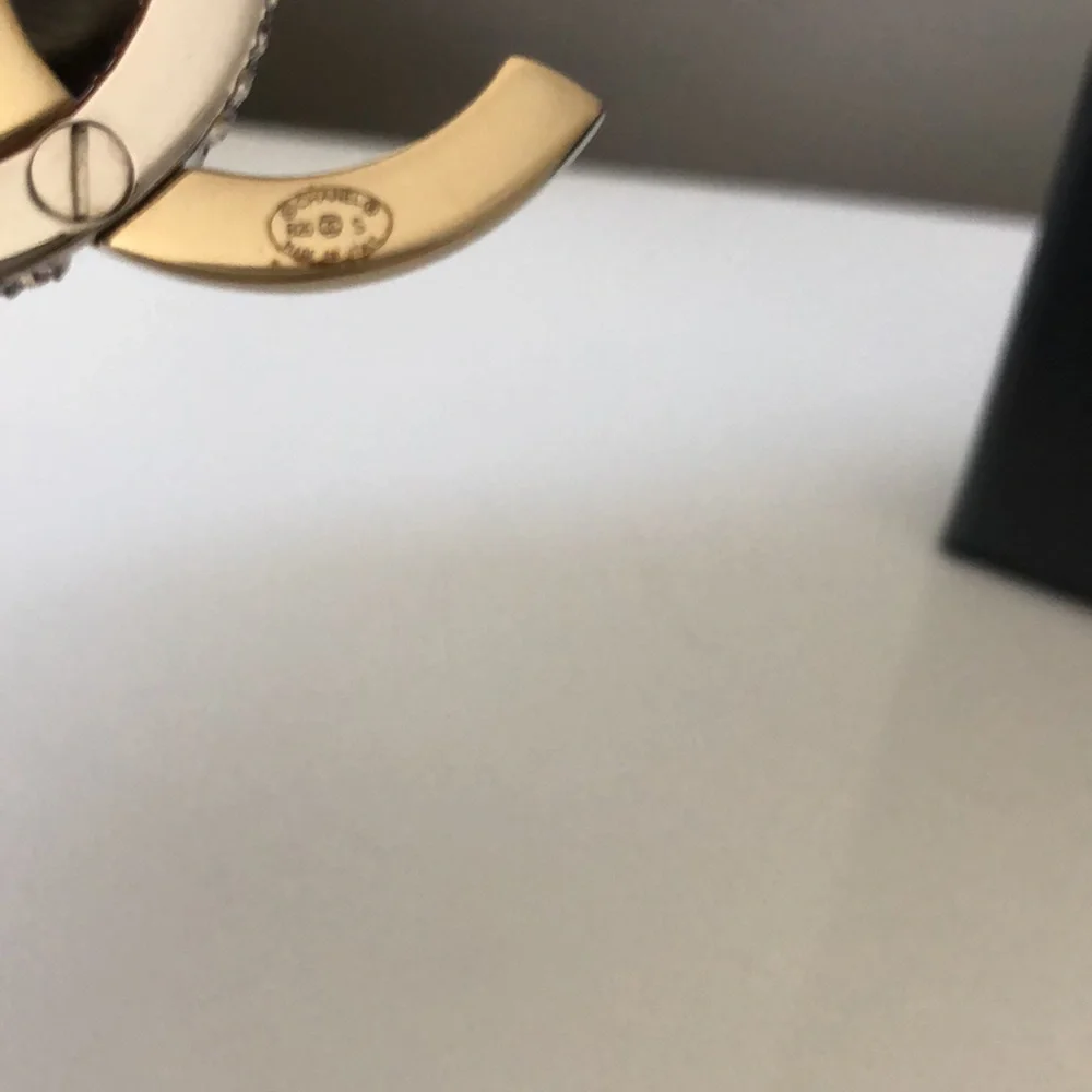 NEW Chanel CC Logo Brooch - Picture 9 of 12